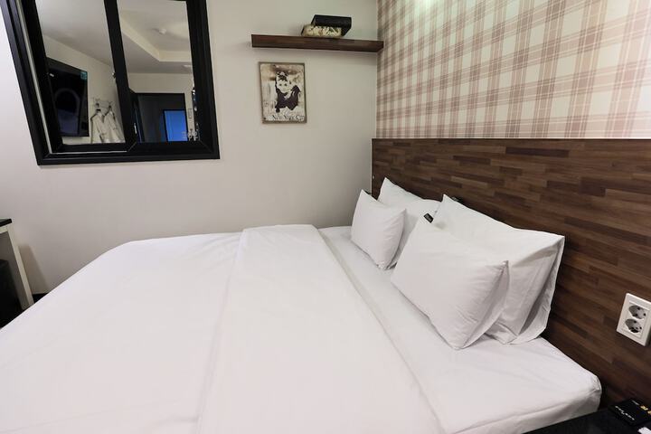 Room 12 of 93