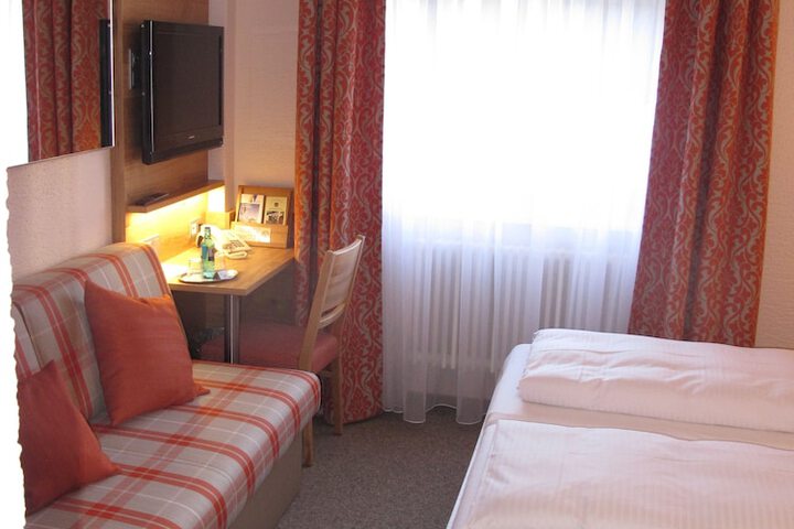 Room 16 of 30