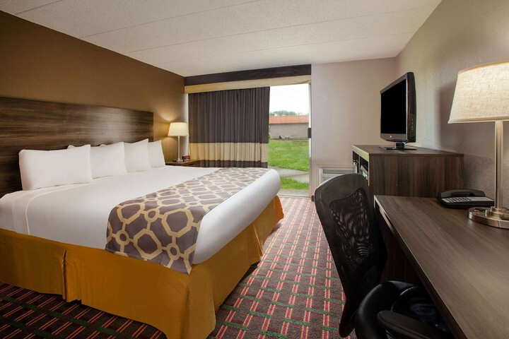 1 King Bed (5 of 9)