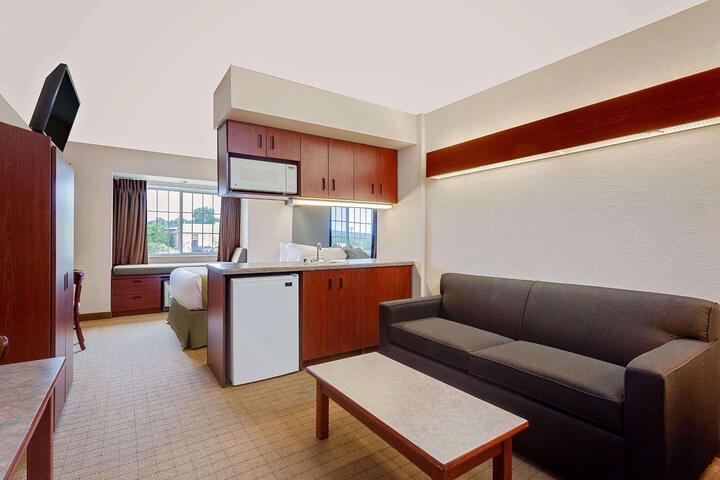 1 Queen Bed (6 of 14)