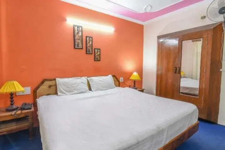 Room 6 of 12