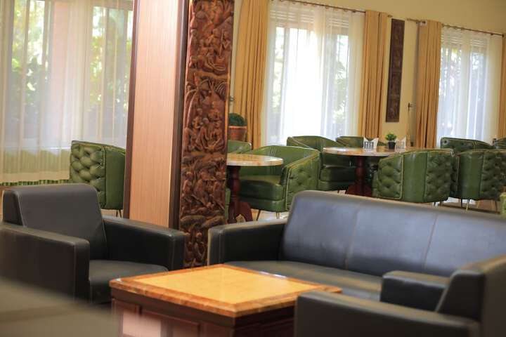 Lounge 53 of 79