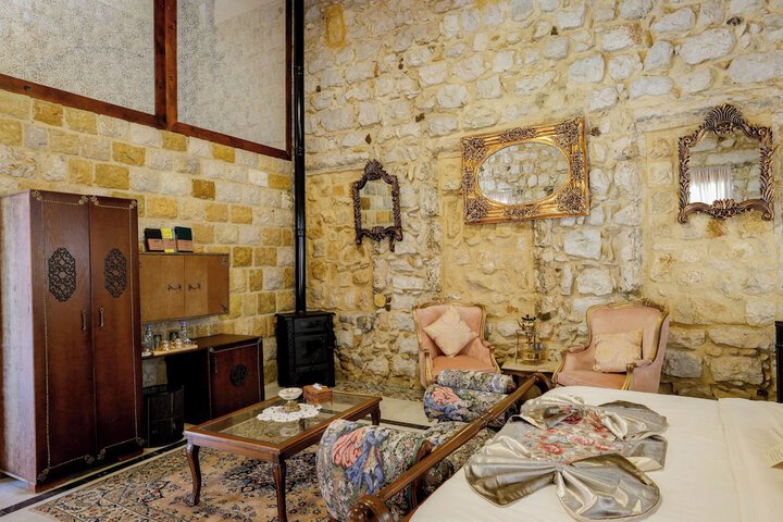 Room 81 of 214