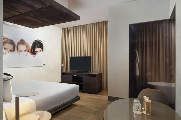 Room 44 of 148