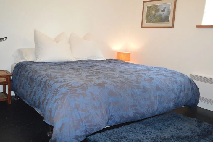 Room 2 of 10