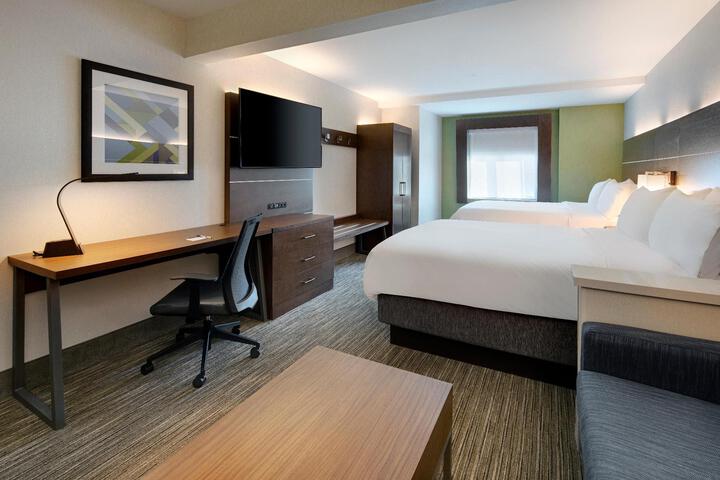 1 King Bed (2 of 9)
