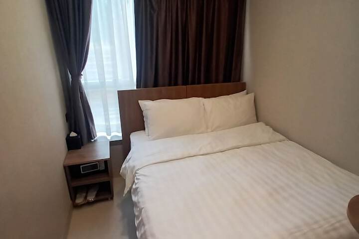 Room 4 of 9