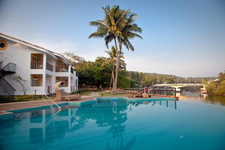Hotel with Pool