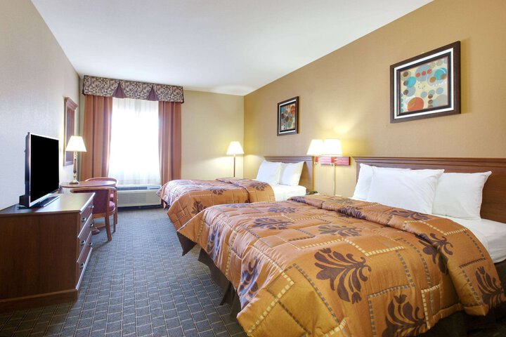 1 Queen Bed Accessible (3 of 5)