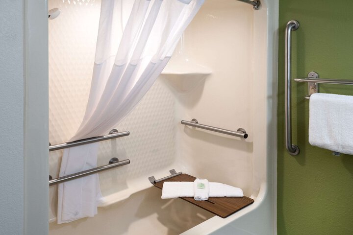 Queen Bed Accessible (5 of 14)