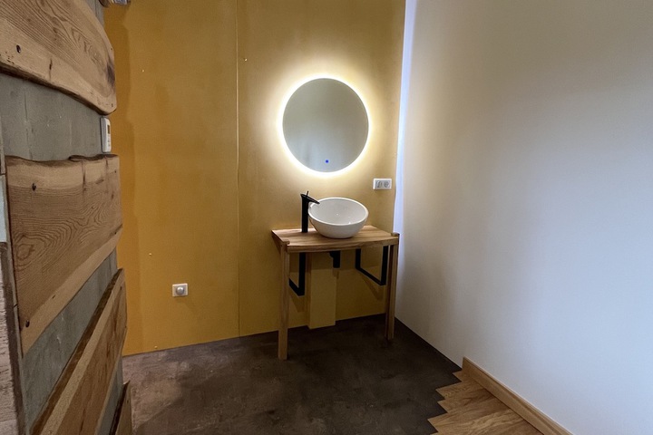 Room 70 of 97