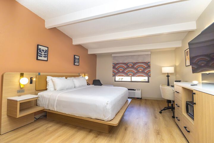 1 King Bed (12 of 14)