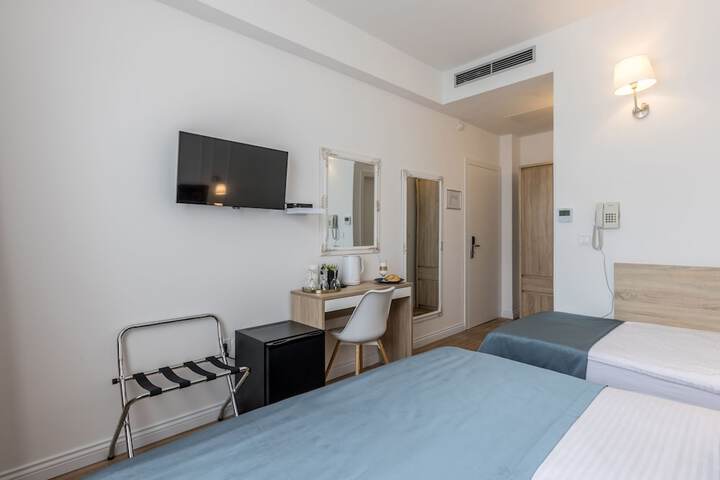 Room 13 of 36