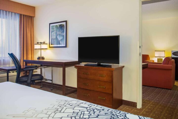 1 King Bed (4 of 16)