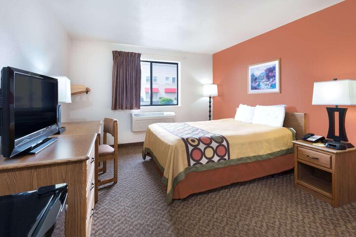 1 Queen Bed Accessible (12 of 14)
