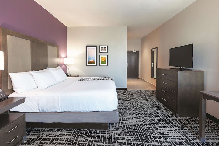 1 King Bed (2 of 22)
