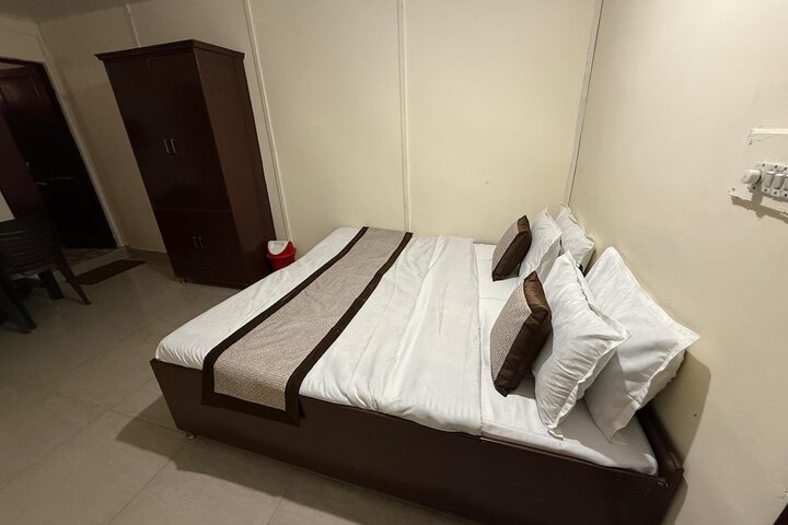 Room 9 of 33