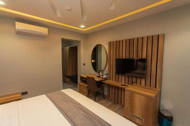 Room 9 of 34