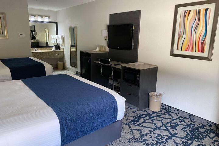 1 Queen Bed Mobility Accessible Roll in Shower Sofa Bed Full Breakfast (11 of 12)