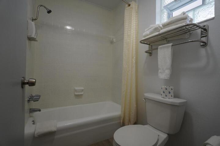 2 Queen Beds Ground Floor (7 of 9)