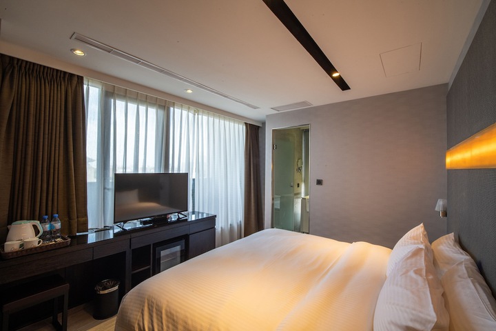 Room 5 of 32