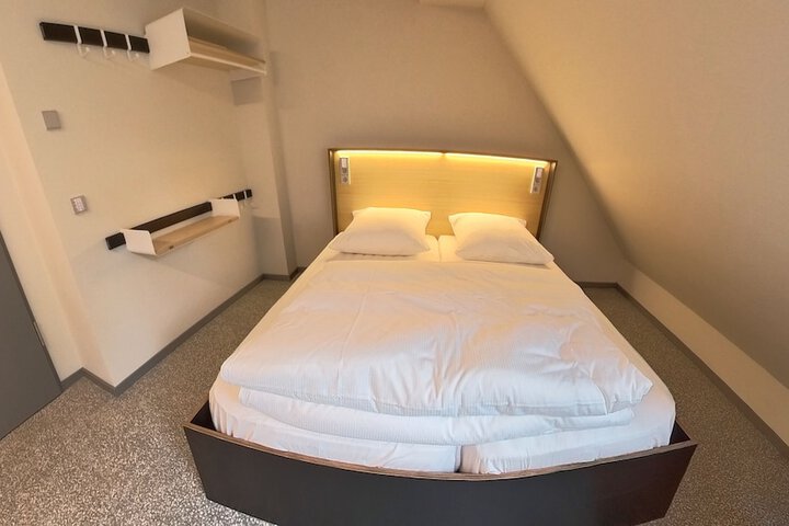 Room 7 of 93