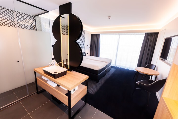 Room 12 of 18