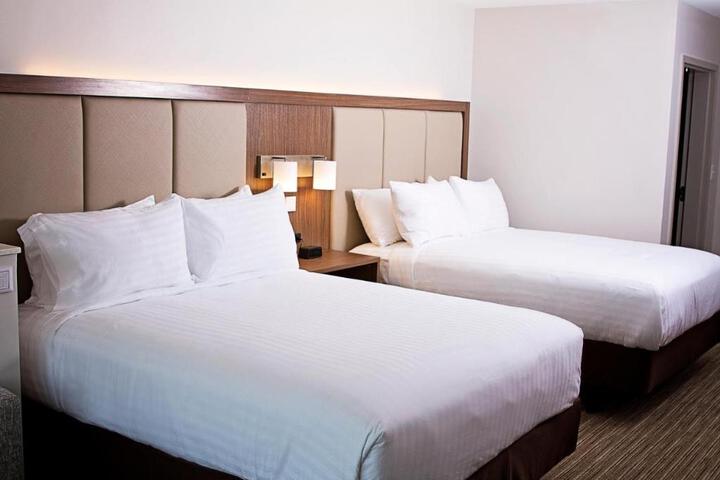 2 Queen Beds (5 of 10)
