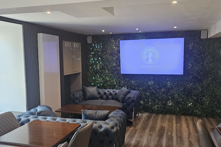 Lounge 30 of 41