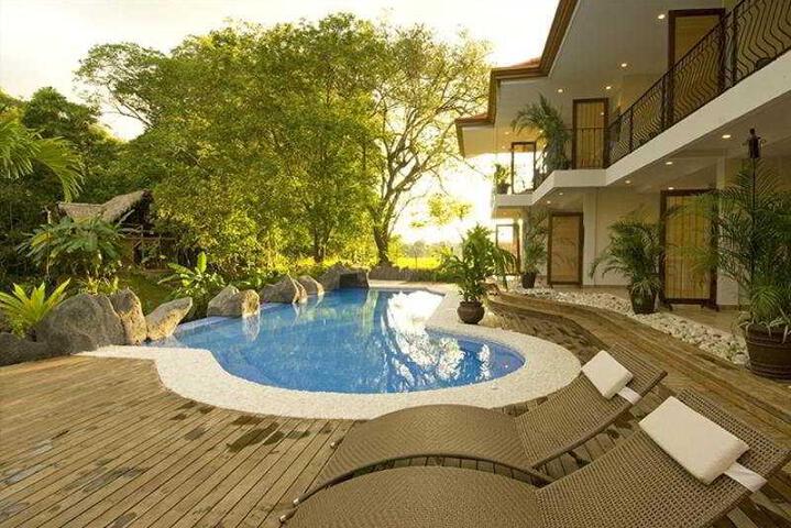 Hotel Pumilio Mountain & Ocean Hotel