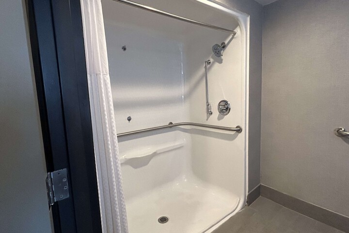 2 Queen Beds Microwave and Refrigerator WiFi Full Breakfast (6 of 12)