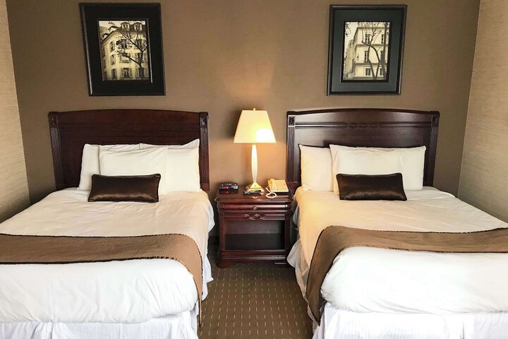 1 Queen Bed (12 of 16)