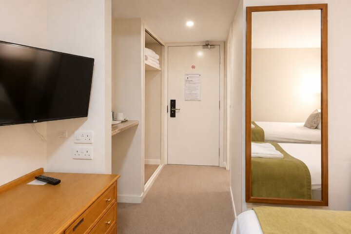 Room 9 of 50