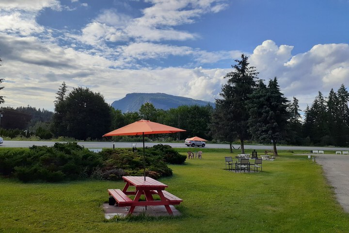 Hotel Exterior 17 of 24