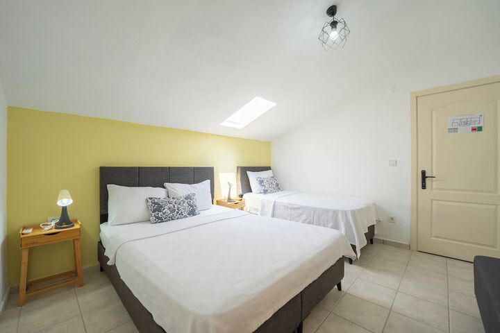 Room 4 of 33