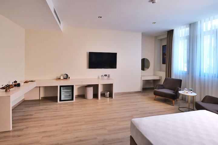 Room 83 of 137