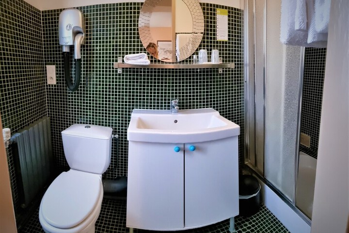 Room 13 of 30
