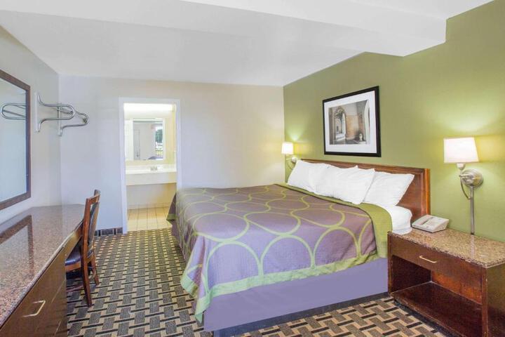 1 Queen Bed (3 of 15)