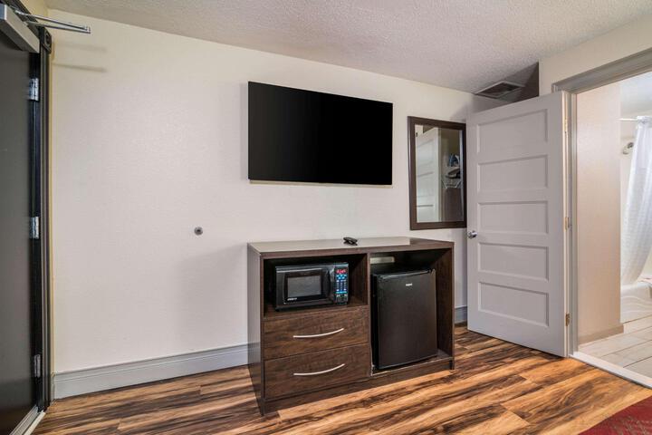 1 Queen Bed (24 of 46)