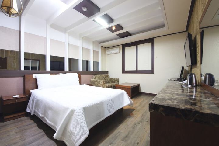 Room 17 of 35
