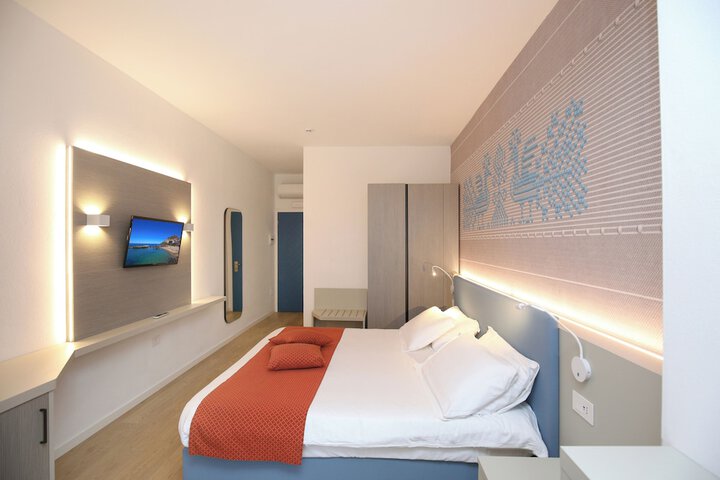 Room 41 of 221