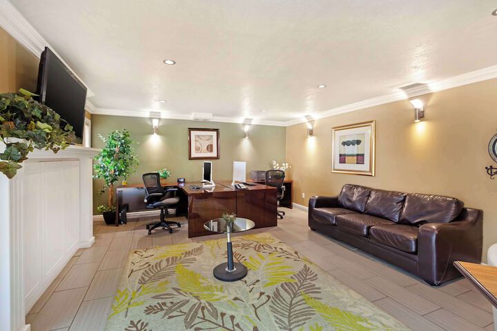 Business Center 59 of 62