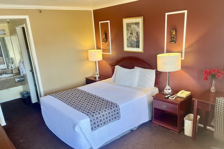 2 Queen Beds (7 of 12)