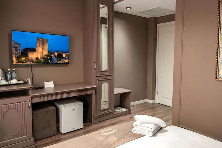 Room 9 of 25