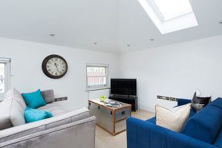 Bright 1BR flat in West London