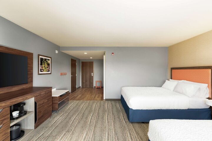 2 Queen Beds Hearing Accessible (1 of 14)