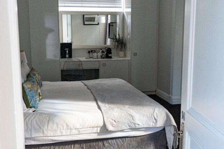 Room 14 of 77