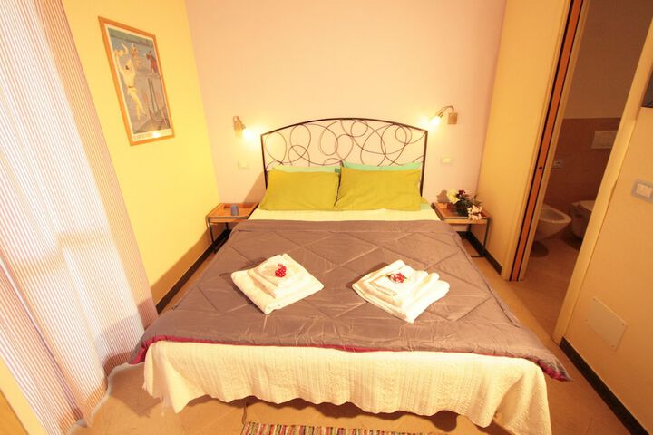 Room 12 of 32