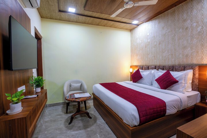Room 13 of 28