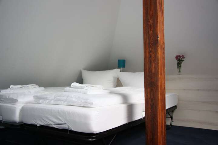 Room 9 of 37